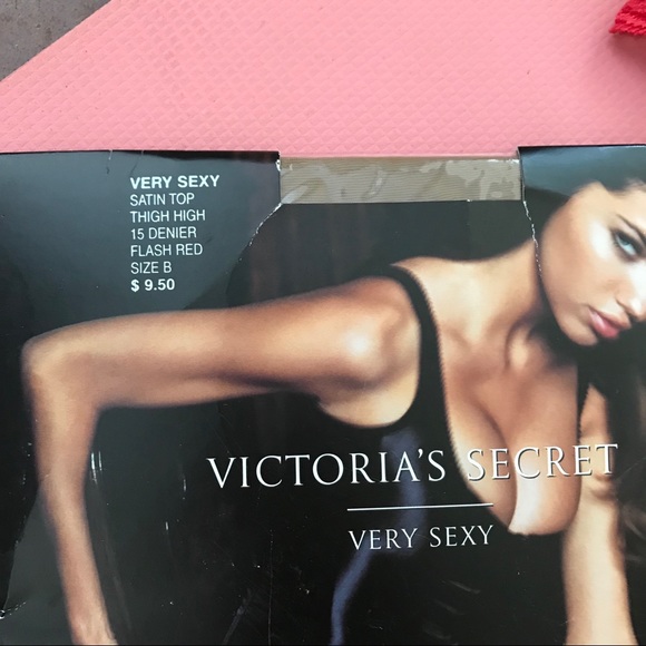 VS Lingerie Set - Picture 2 of 4